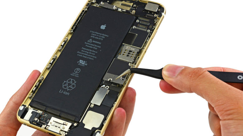 Скидка на замену старых аккумуляторов iPhone уже действует. Только в РФ еще не определились с новой ценой