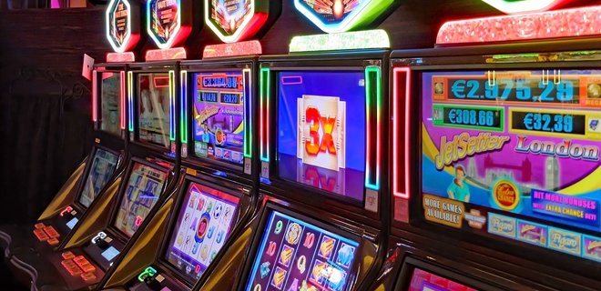 Игровые автоматы в онлайн казино: в чем особенность бесплатной игры?